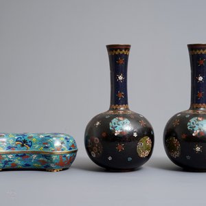 Een paar Chinese cloisonné flesvormige vazen en een dekseldoos, 19/20e eeuw — foto 2
