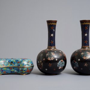 Een paar Chinese cloisonné flesvormige vazen en een dekseldoos, 19/20e eeuw — foto 4