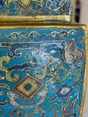 Een paar Chinese cloisonné 'gu' vazen, Kangxi — foto 15