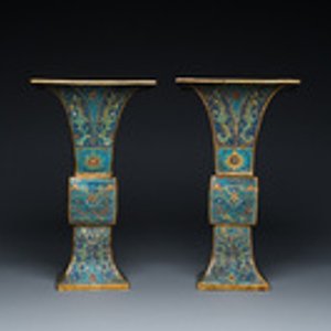 Een paar Chinese cloisonné 'gu' vazen, Kangxi — foto 2