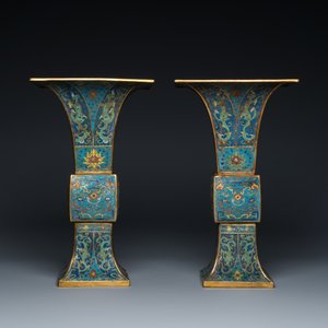 Een paar Chinese cloisonné 'gu' vazen, Kangxi — foto 4