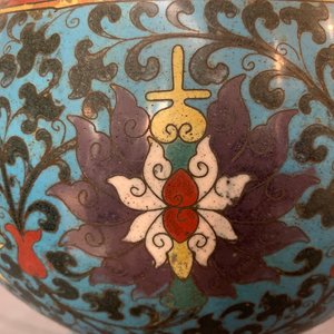 Een paar Chinese cloisonné 'hu' vazen met lotusslingers, 18e eeuw — foto 12