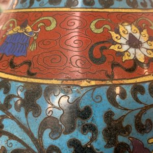 Een paar Chinese cloisonné 'hu' vazen met lotusslingers, 18e eeuw — foto 13