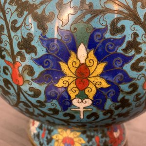 Een paar Chinese cloisonné 'hu' vazen met lotusslingers, 18e eeuw — foto 17