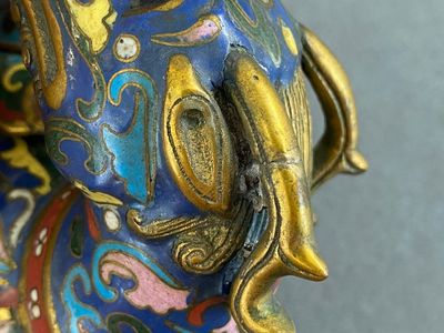 Een paar Chinese cloisonné kandelaars in de vorm van pixiu, Qing — foto 7