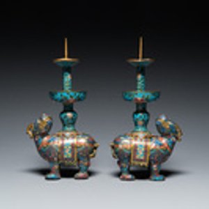 Een paar Chinese cloisonné kandelaars in de vorm van pixiu, Qing — foto 2