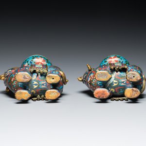 Een paar Chinese cloisonné kandelaars in de vorm van pixiu, Qing — foto 6
