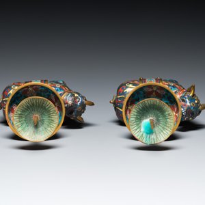 Een paar Chinese cloisonné kandelaars in de vorm van pixiu, Qing — foto 7