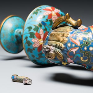 Een paar Chinese cloisonné kandelaars in de vorm van pixiu, Qing — foto 8