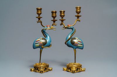 Een paar Chinese cloisonné kraanvogels met verguld bronzen kandelaars, 18/19e eeuw