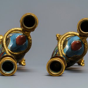 Een paar Chinese cloisonné kraanvogels met verguld bronzen kandelaars, 18/19e eeuw — foto 7