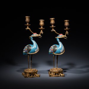 Een paar Chinese cloisonné kraanvogels met vergulde bronzen kandelaars, 18/19e eeuw — foto 1