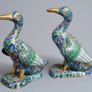 Een paar Chinese cloisonné modellen van eenden, 19/20e eeuw — foto 2