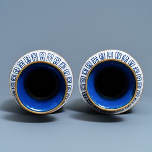 Een paar Chinese cloisonné rouleau vazen, Republiek — foto 5