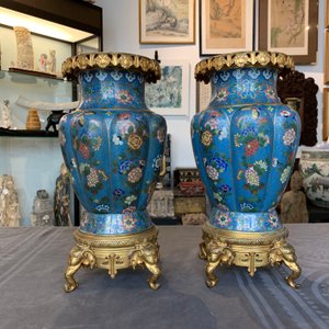 Een paar Chinese cloisonné vazen met vergulde bronsmontuur, 19e eeuw — foto 14