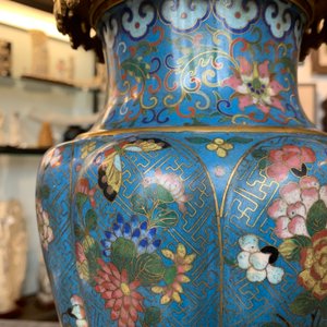 Een paar Chinese cloisonné vazen met vergulde bronsmontuur, 19e eeuw — foto 16