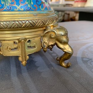 Een paar Chinese cloisonné vazen met vergulde bronsmontuur, 19e eeuw — foto 17