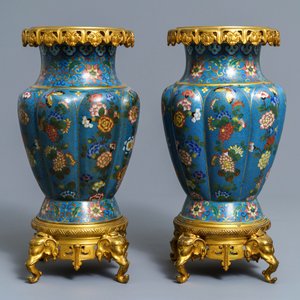 Een paar Chinese cloisonné vazen met vergulde bronsmontuur, 19e eeuw — foto 2