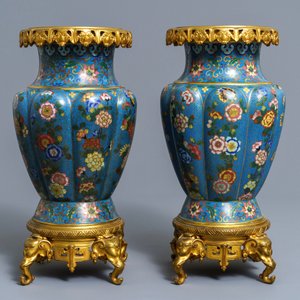 Een paar Chinese cloisonné vazen met vergulde bronsmontuur, 19e eeuw — foto 3