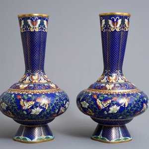 Een paar Chinese cloisonné vazen met vlinders en bloemen, 19/20e eeuw — foto 1