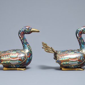 Een paar Chinese cloisonné wierookbranders in de vorm van pauwen met ingelegd en verguld zilver, 19e eeuw — foto 4