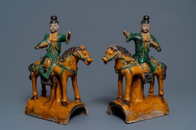 Een paar Chinese daktegels met sancai-glazuur, Ming
