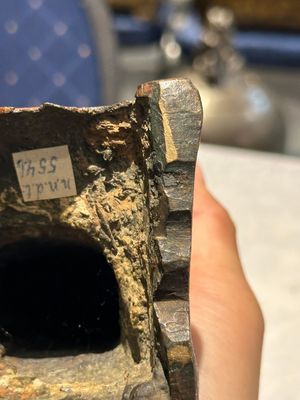 Een paar Chinese deels gelakt en verguld bronzen vrouwelijke bedienden, Ming — foto 12