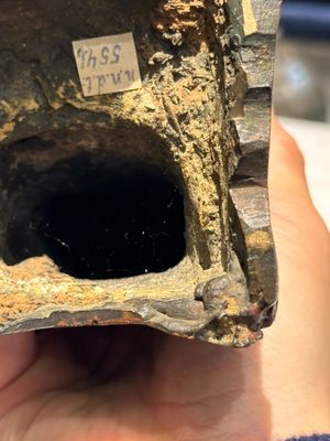 Een paar Chinese deels gelakt en verguld bronzen vrouwelijke bedienden, Ming — foto 13
