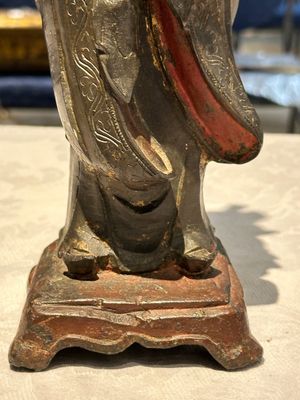 Een paar Chinese deels gelakt en verguld bronzen vrouwelijke bedienden, Ming — foto 17