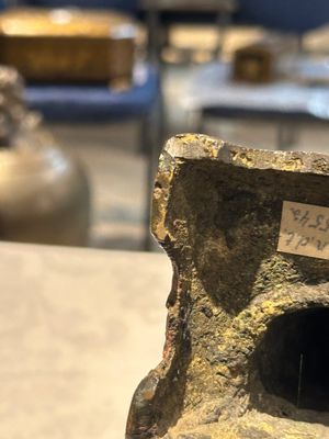 Een paar Chinese deels gelakt en verguld bronzen vrouwelijke bedienden, Ming — foto 26
