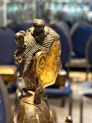 Een paar Chinese deels gelakt en verguld bronzen vrouwelijke bedienden, Ming — foto 5