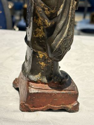 Een paar Chinese deels gelakt en verguld bronzen vrouwelijke bedienden, Ming — foto 7