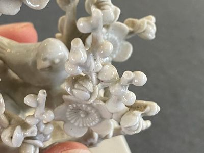 Een paar Chinese Dehua blanc de Chine boompjes met vogels, Kangxi — foto 10