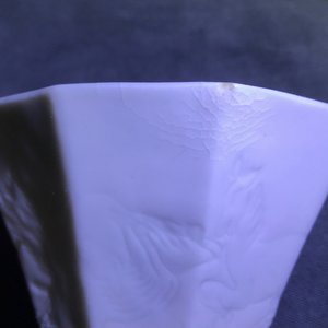 Een paar Chinese Dehua blanc de Chine kommen met anhua decor van paarden, Transitie periode — foto 11