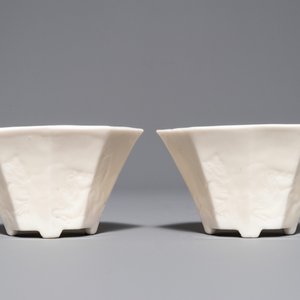 Een paar Chinese Dehua blanc de Chine kommen met anhua decor van paarden, Transitie periode — foto 2