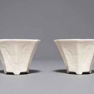 Een paar Chinese Dehua blanc de Chine kommen met anhua decor van paarden, Transitie periode — foto 3