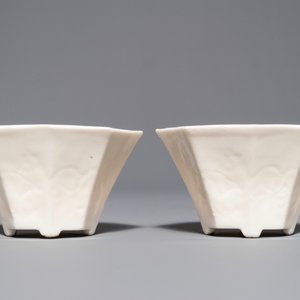 Een paar Chinese Dehua blanc de Chine kommen met anhua decor van paarden, Transitie periode — foto 4