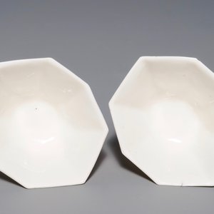 Een paar Chinese Dehua blanc de Chine kommen met anhua decor van paarden, Transitie periode — foto 6