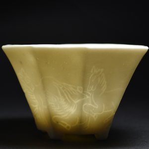 Een paar Chinese Dehua blanc de Chine kommen met anhua decor van paarden, Transitie periode — foto 8