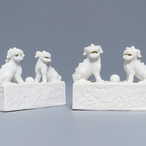 Een paar Chinese Dehua blanc de Chine scrollgewichten, Kangxi — foto 1