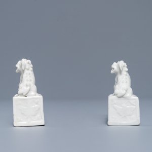 Een paar Chinese Dehua blanc de Chine scrollgewichten, Kangxi — foto 3