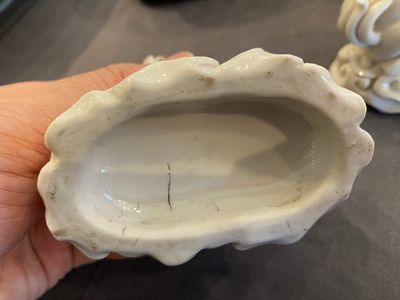 Een paar Chinese Dehua blanc de Chine sculpturen van xiezhi, wellicht Kangxi — foto 5