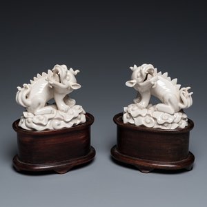 Een paar Chinese Dehua blanc de Chine sculpturen van xiezhi, wellicht Kangxi — foto 1