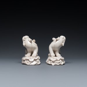 Een paar Chinese Dehua blanc de Chine sculpturen van xiezhi, wellicht Kangxi — foto 4