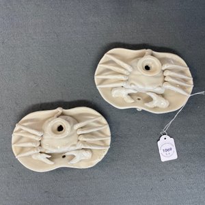 Een paar Chinese Dehua blanc de Chine waterdruppelaars in de vorm van een krab, Kangxi — foto 26