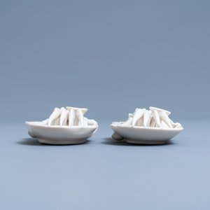 Een paar Chinese Dehua blanc de Chine waterdruppelaars in de vorm van een krab, Kangxi — foto 5