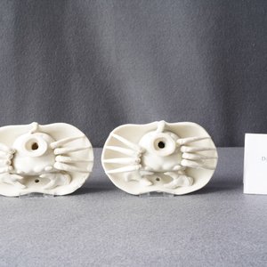 Een paar Chinese Dehua blanc de Chine waterdruppelaars in de vorm van een krab, Kangxi — foto 8