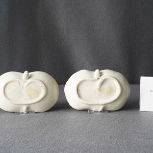 Een paar Chinese Dehua blanc de Chine waterdruppelaars in de vorm van een krab, Kangxi — foto 9