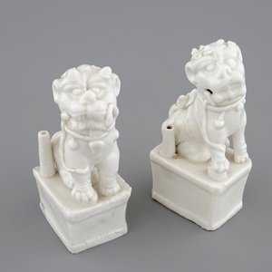 Een paar Chinese Dehua blanc de Chine wierookhouders met een boeddhistische leeuw, 18/19e eeuw — foto 1
