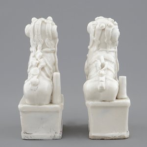 Een paar Chinese Dehua blanc de Chine wierookhouders met een boeddhistische leeuw, 18/19e eeuw — foto 4